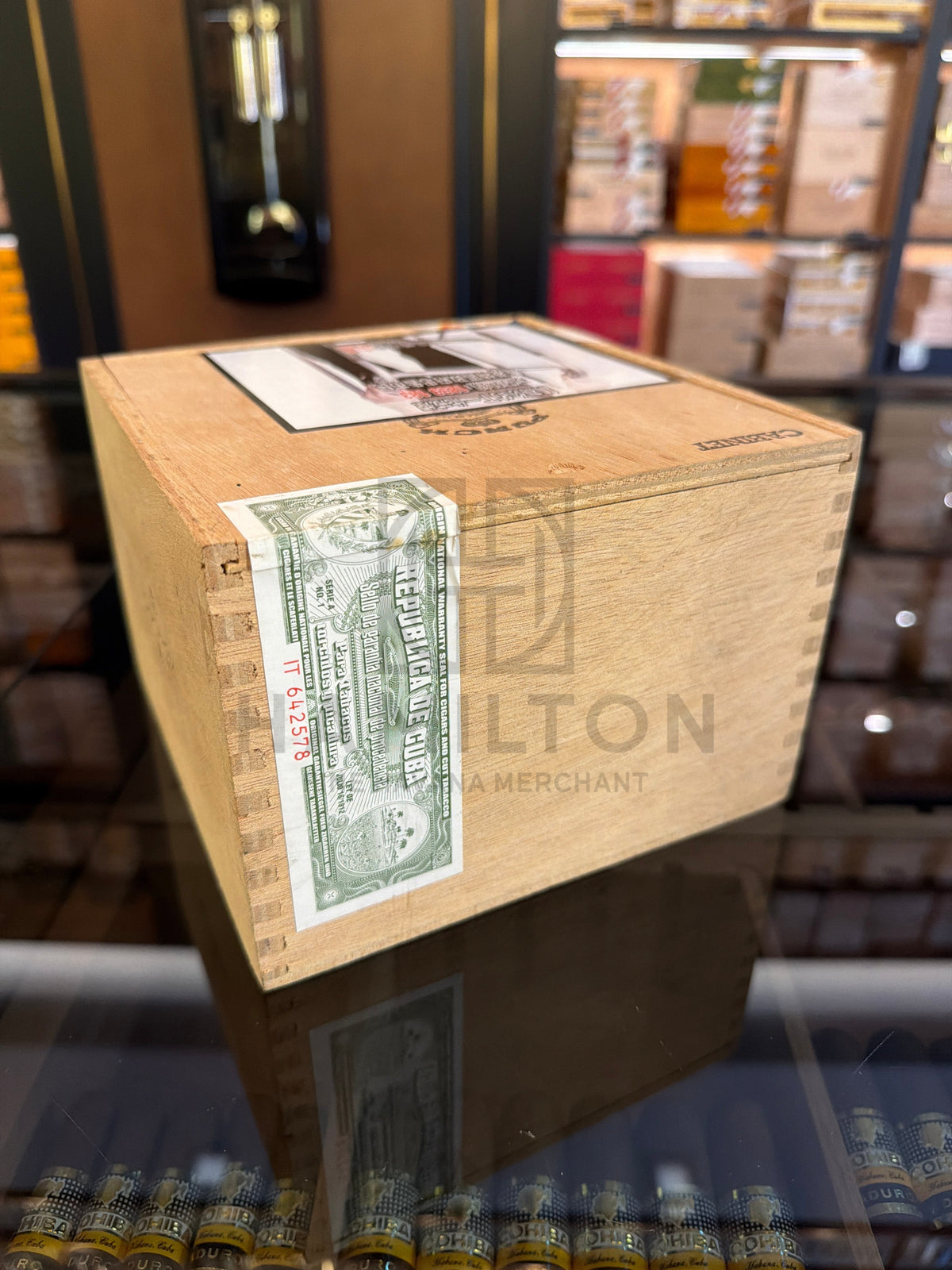 HAMILTON Punch 50s Super Selection No.1 2008 wooden cigar box with Cuban warranty seal on a glass display shelf
