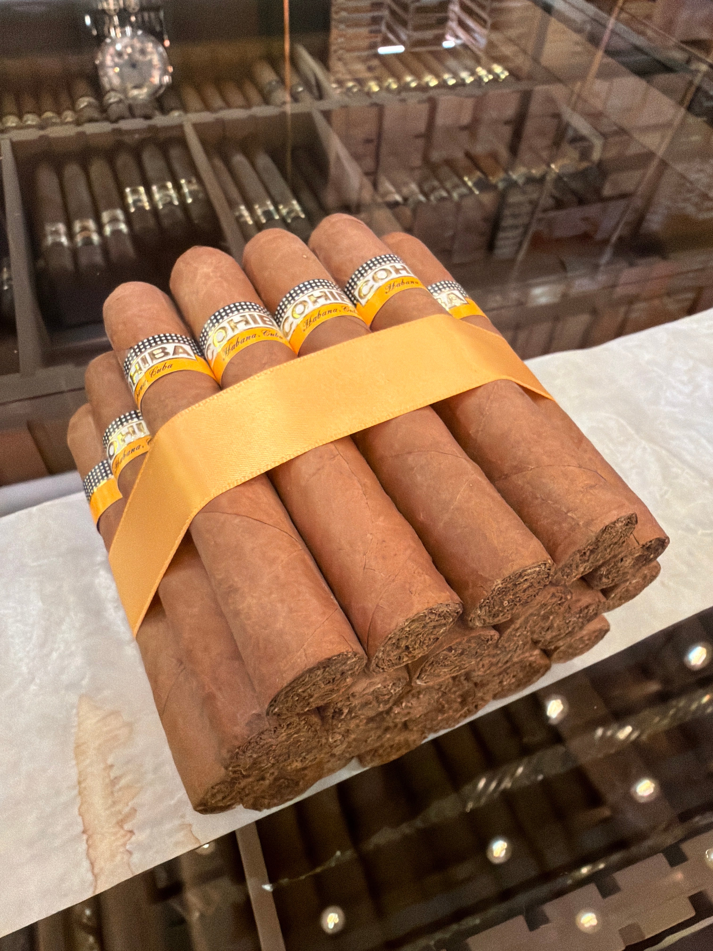 COHIBA Robusto 25s ~ 2012